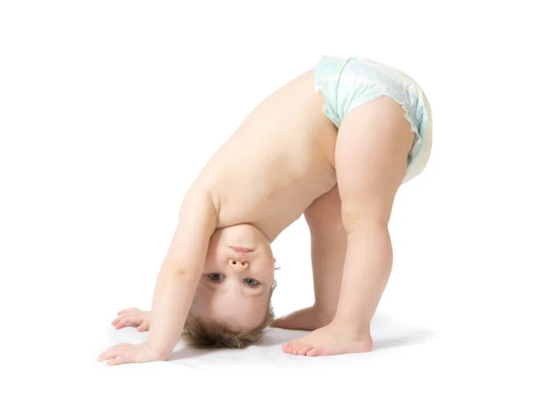 Bébé qui porte une couche et qui a la tête à l'envers