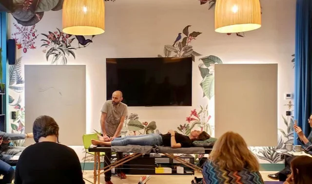 marco gabutti montre une technique de palpation au cours d'une formation