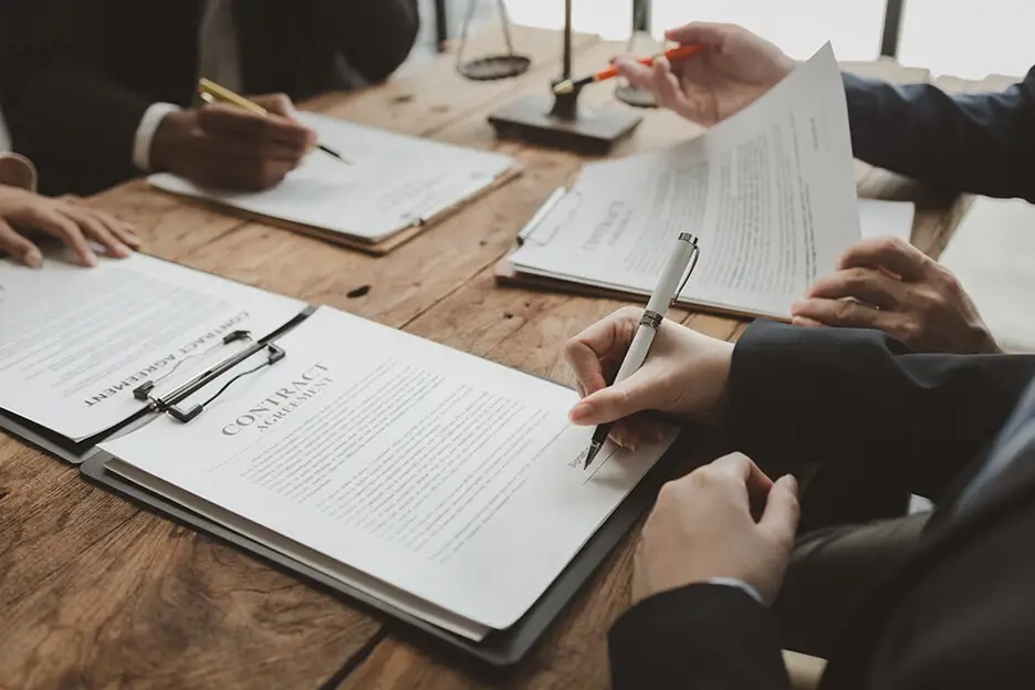 personnes qui signent un contrat