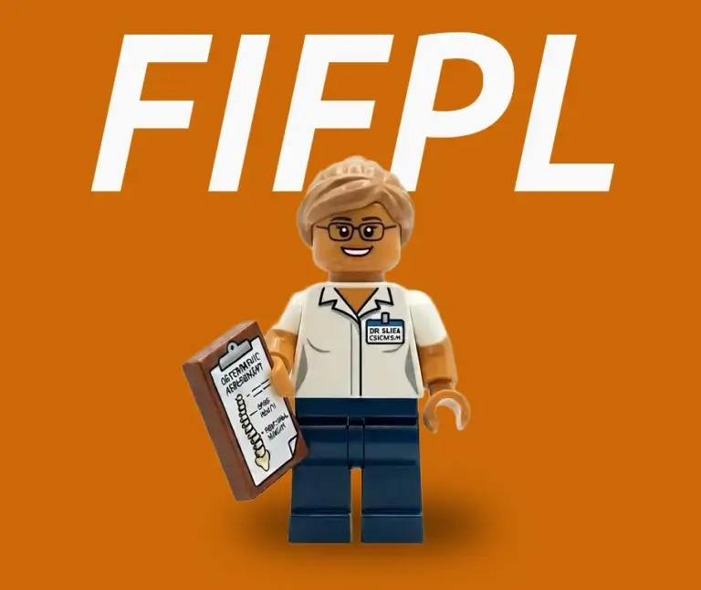 personnage féminin en Lego avec le texte "FIFPL" en fond